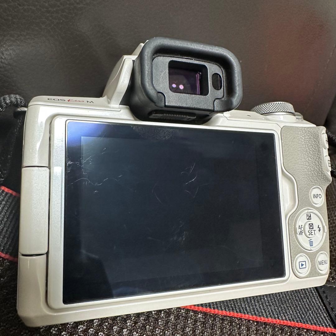 【匿名配送】Canon EOS Kiss M ホワイト 15-45mmレンズ