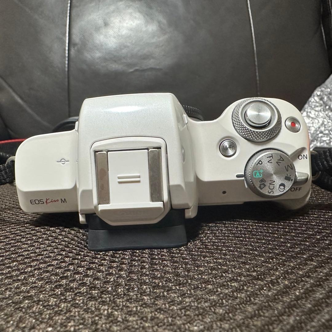 【匿名配送】Canon EOS Kiss M ホワイト 15-45mmレンズ