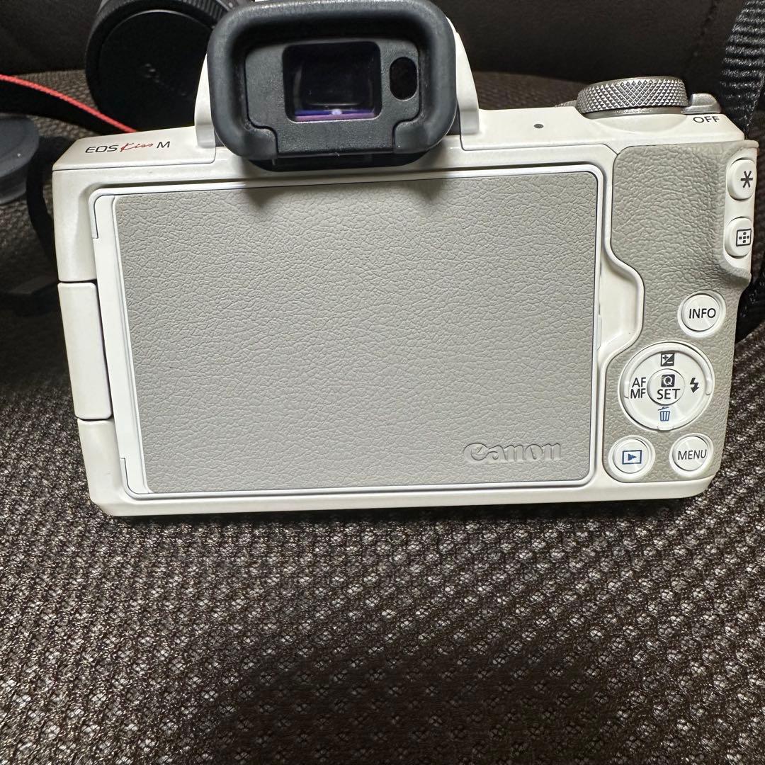 【匿名配送】Canon EOS Kiss M ホワイト 15-45mmレンズ