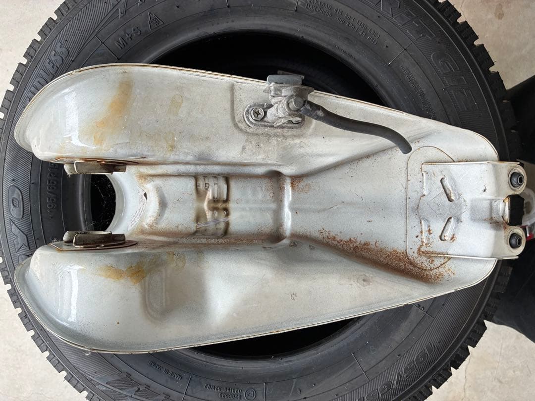 グラストラッカー　NJ4BA 純正タンク