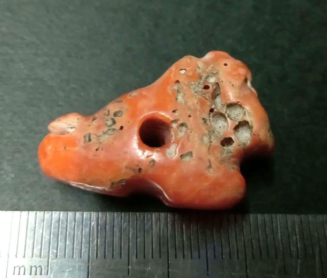 ★K2105★ 古代石(126)　大粒　珊瑚 ビーズ　神獣　護符　アミュレット