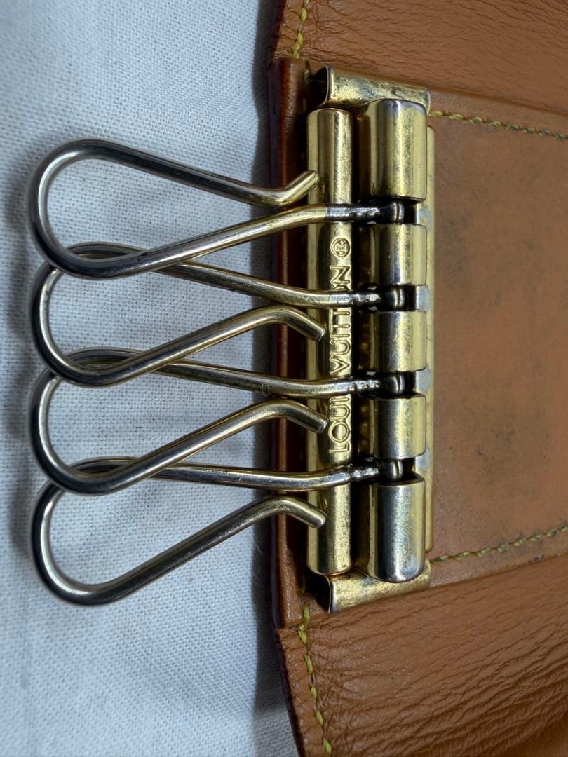 ルイ ヴィトン ミュルティクレ４ ノマド キャラメル M85072