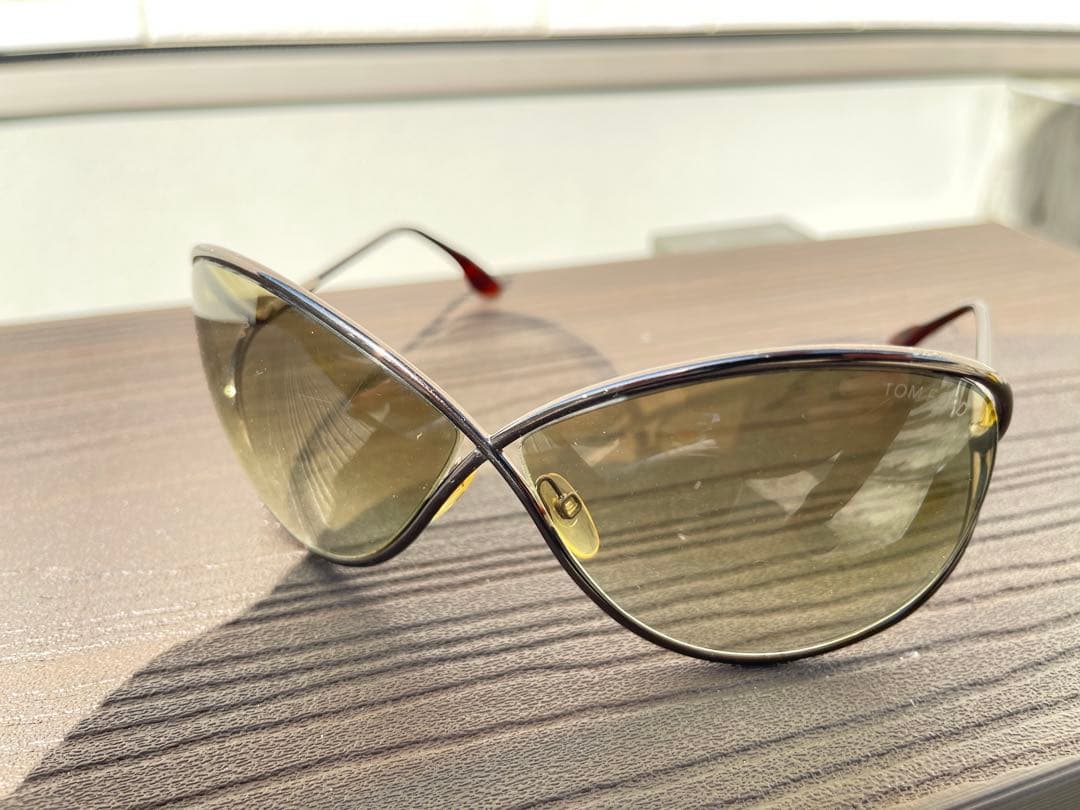 TomFord グレー カットアウトデザイン サングラス