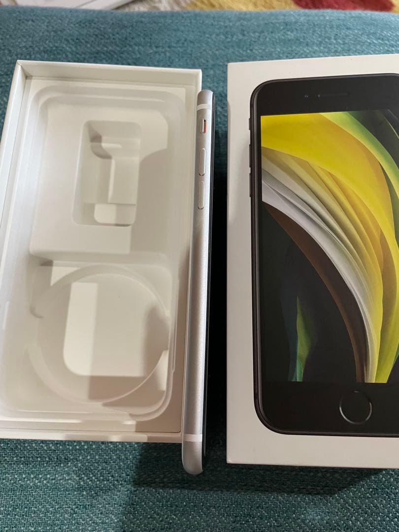 iPhone SE本体第2世代ホワイト128GBSIMフリー画面割れなし傷なし