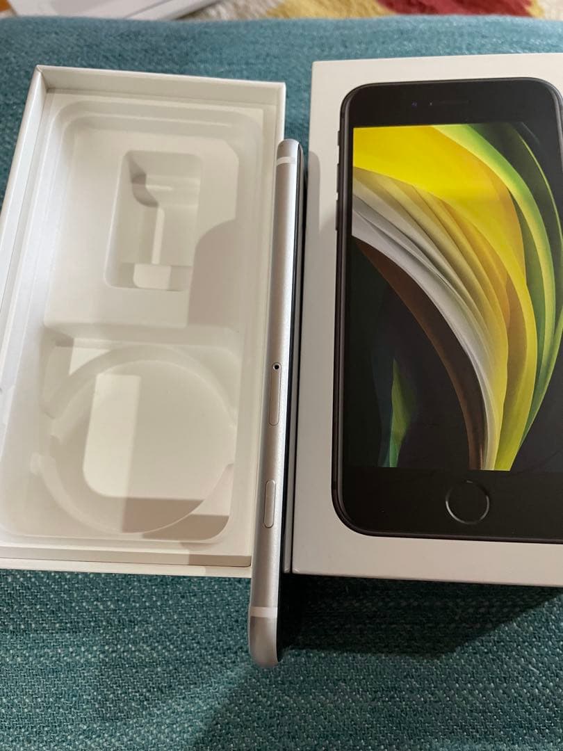 iPhone SE本体第2世代ホワイト128GBSIMフリー画面割れなし傷なし