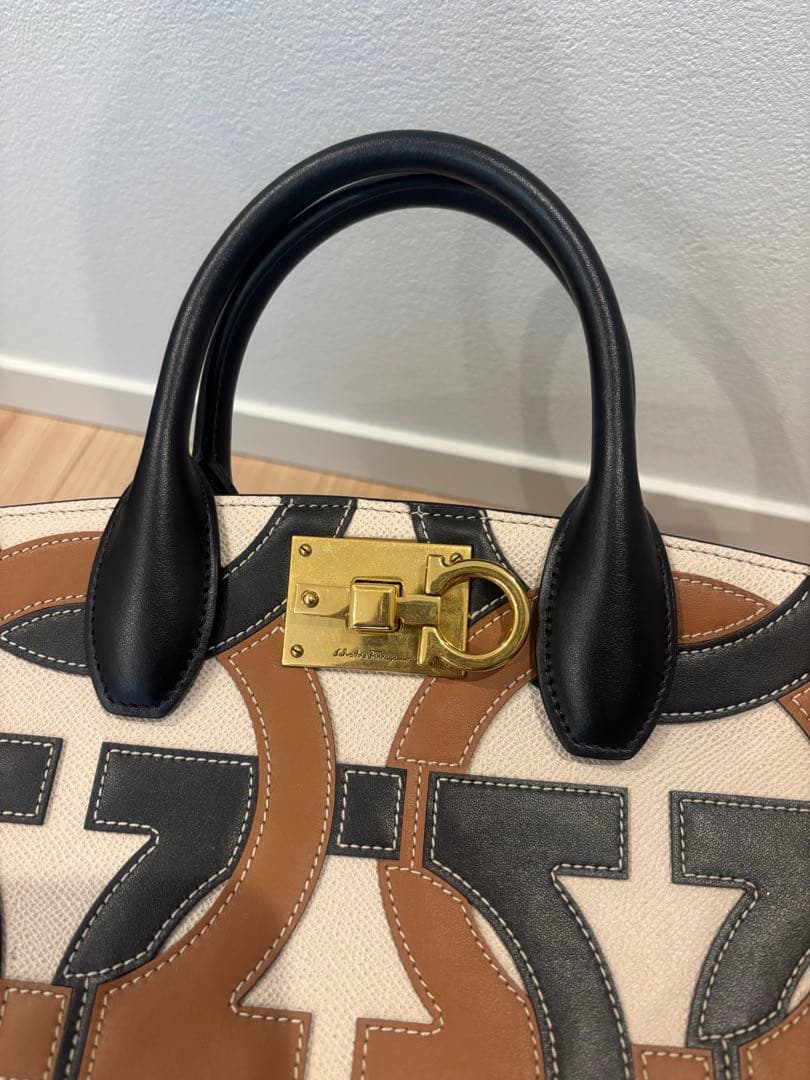 美品 サルバトーレフェラガモ バック