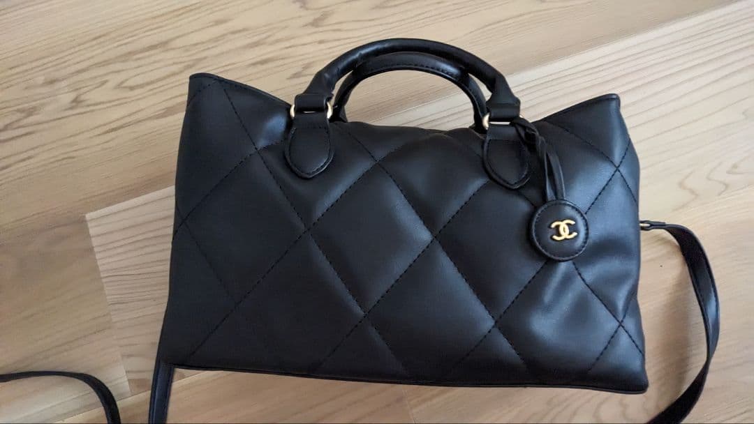 CHANEL ブラックレザー チャーム