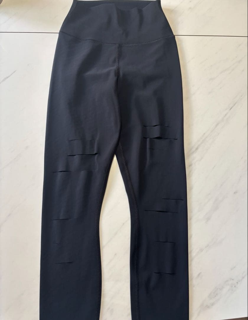 【超美品】alo yoga ダメージレギンス　ブラック