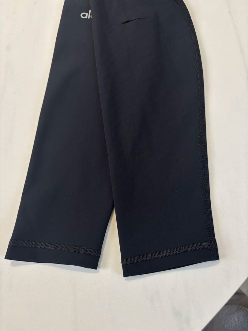 【超美品】alo yoga ダメージレギンス　ブラック