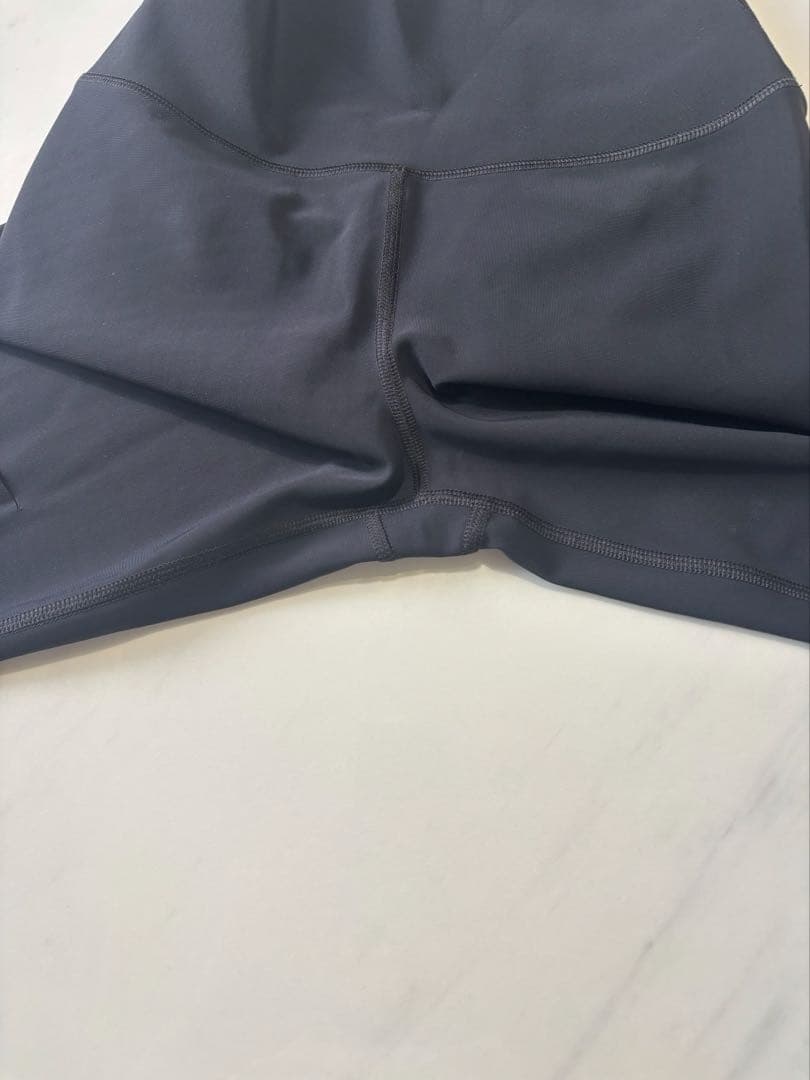 【超美品】alo yoga ダメージレギンス　ブラック