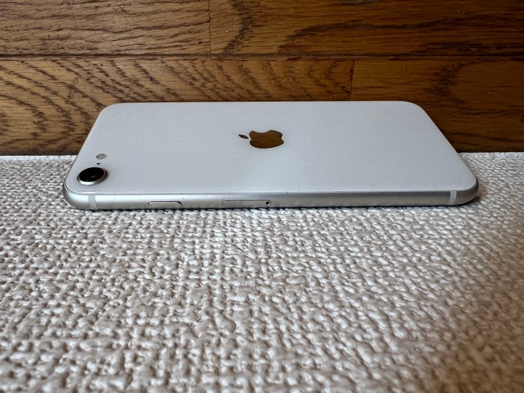 【送料無料】iPhone SE3 １２８ＧＢホワイト　箱と新品ガラスフィルム付き