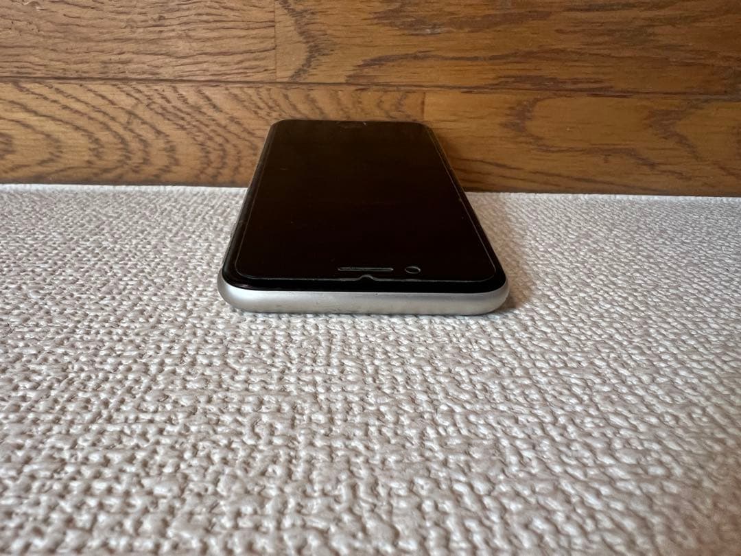 【送料無料】iPhone SE3 １２８ＧＢホワイト　箱と新品ガラスフィルム付き