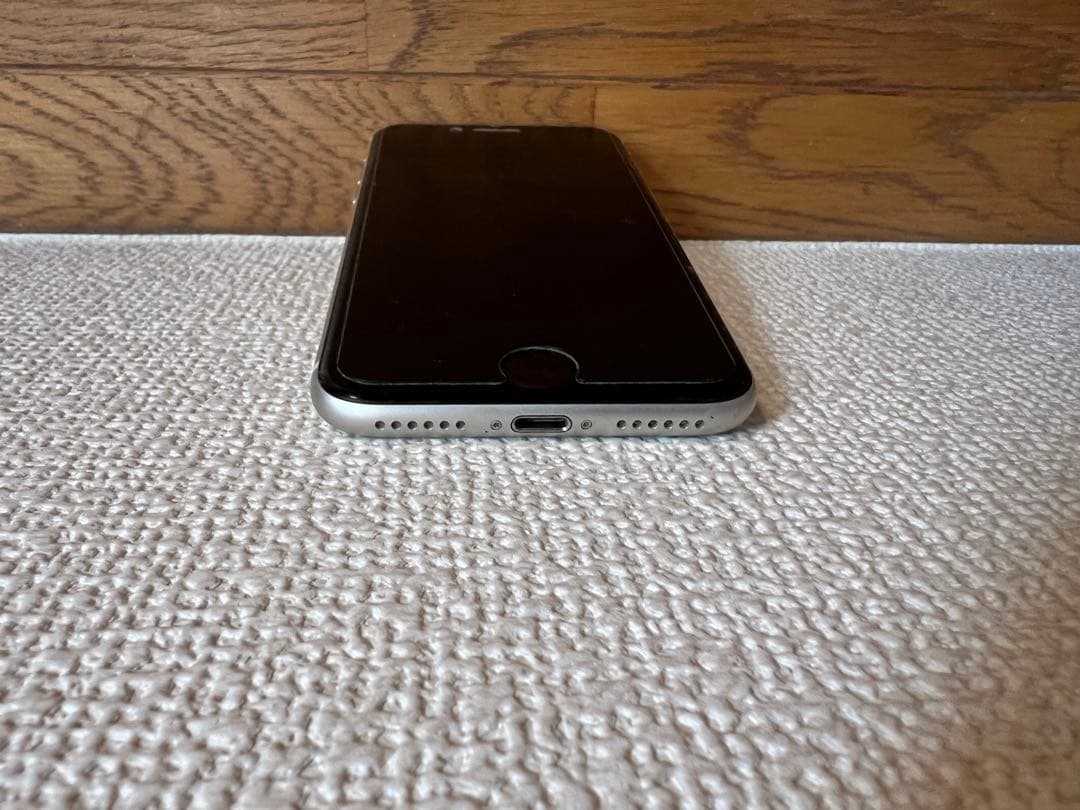 【送料無料】iPhone SE3 １２８ＧＢホワイト　箱と新品ガラスフィルム付き