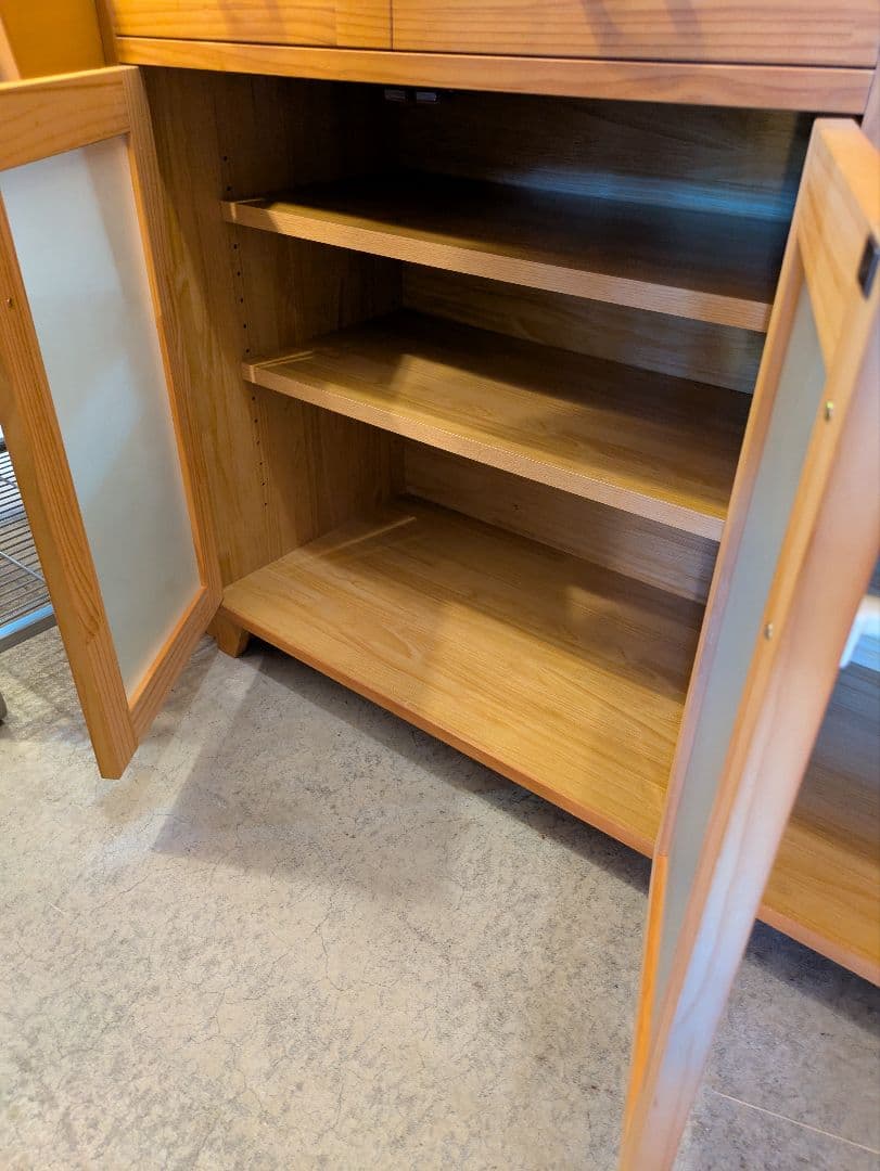 モモナチュラル 木製食器棚 ガラスドア付き タイル天板 廃盤品