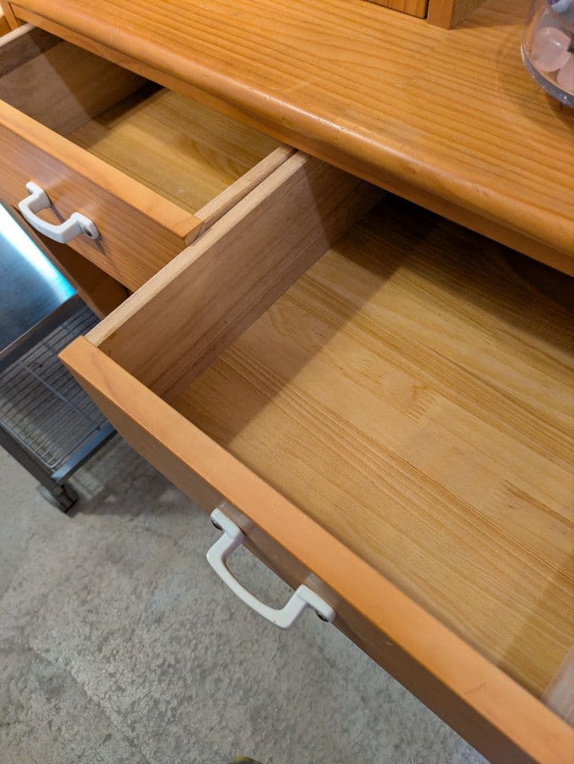 モモナチュラル 木製食器棚 ガラスドア付き タイル天板 廃盤品