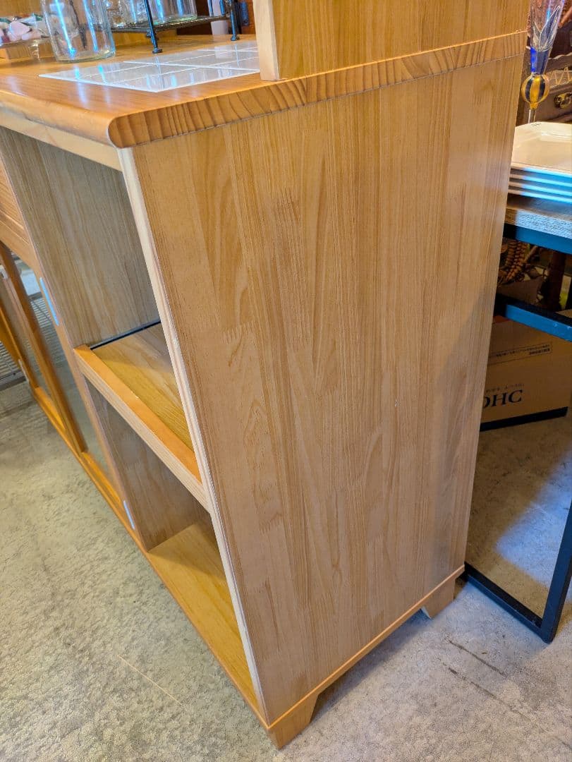 モモナチュラル 木製食器棚 ガラスドア付き タイル天板 廃盤品