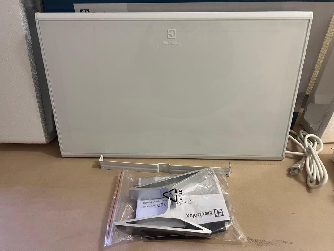 【極美品】Electrolux Quickheat 700 電気パネルヒーター