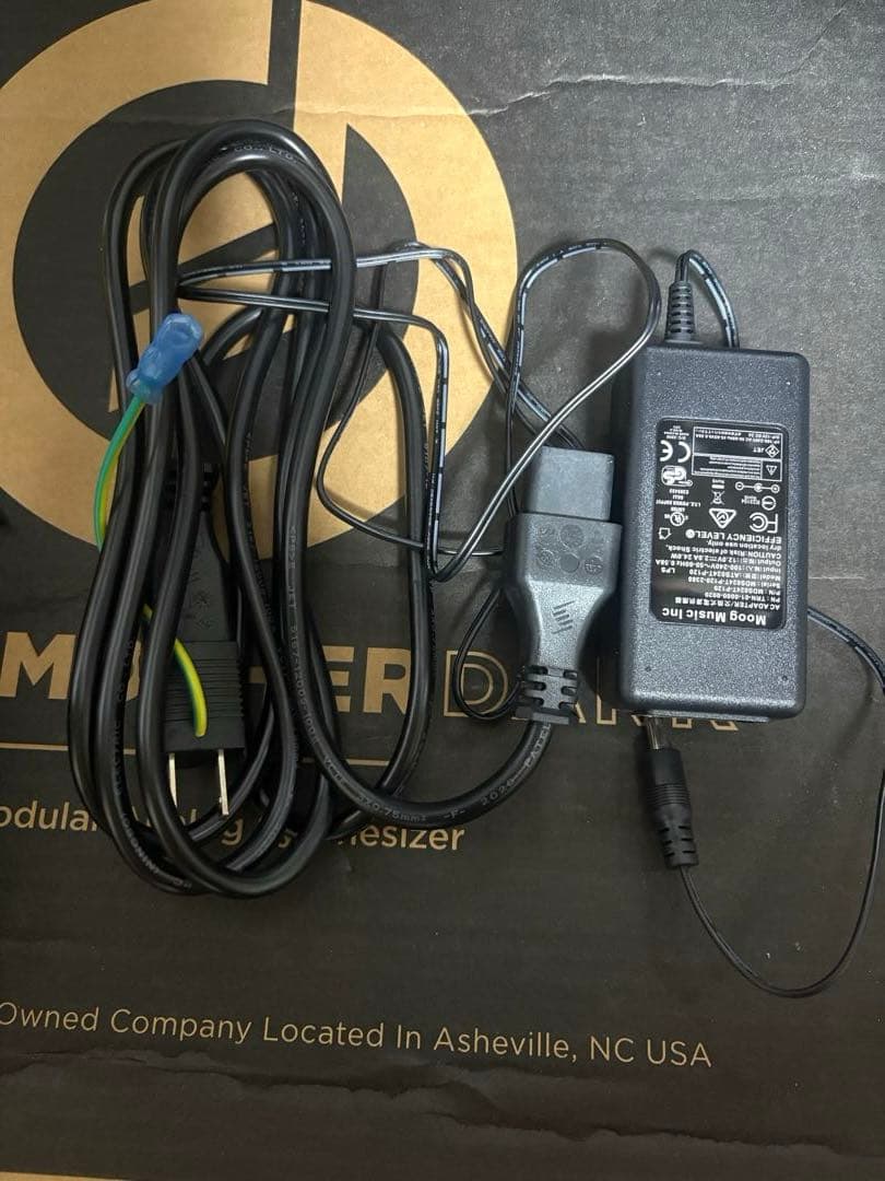 Moog GRANDMOTHER セミモジュラーシンセサイザー