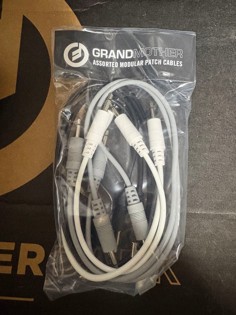 Moog GRANDMOTHER セミモジュラーシンセサイザー