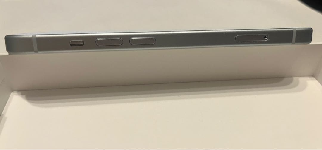 iPhone15 128GB ホワイト 画面割れあり