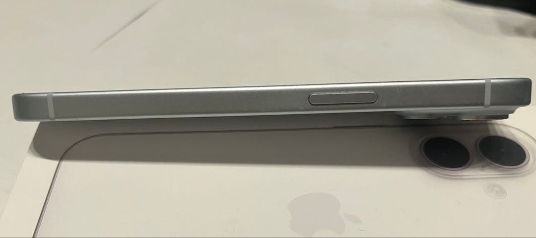 iPhone15 128GB ホワイト 画面割れあり