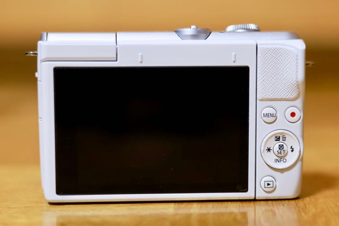 Canon EOS M200 ボディ ホワイト 極美品
