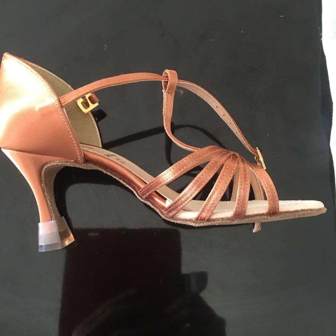 イギリス製の正式なラテンダンスシューズ