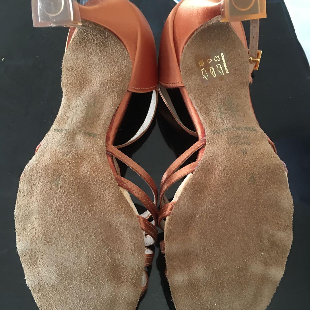 イギリス製の正式なラテンダンスシューズ