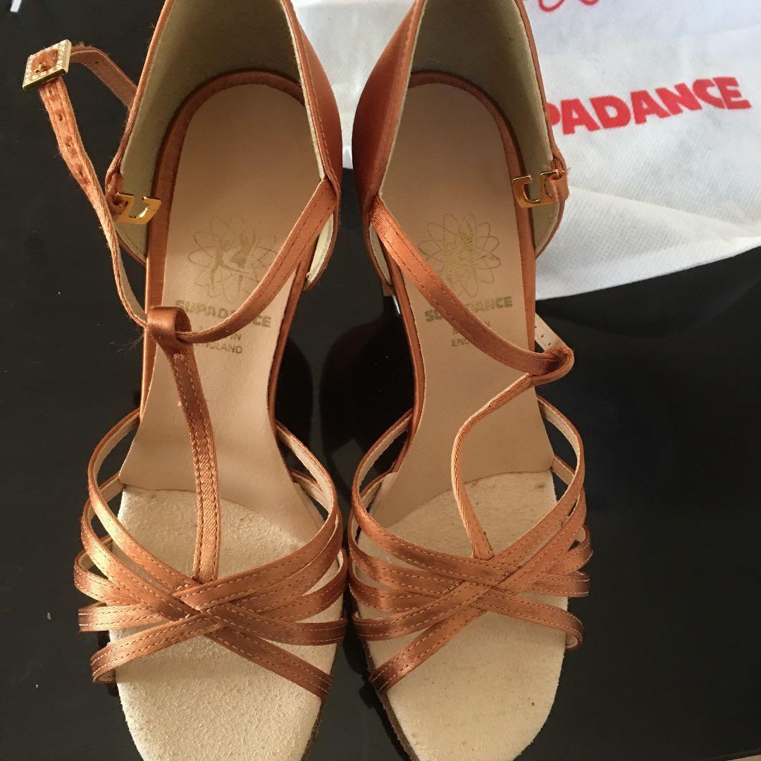 イギリス製の正式なラテンダンスシューズ