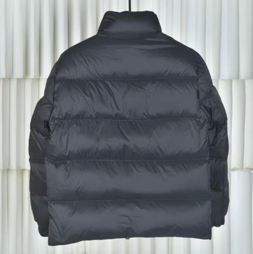 MONCLER 黒いダウンジャケット