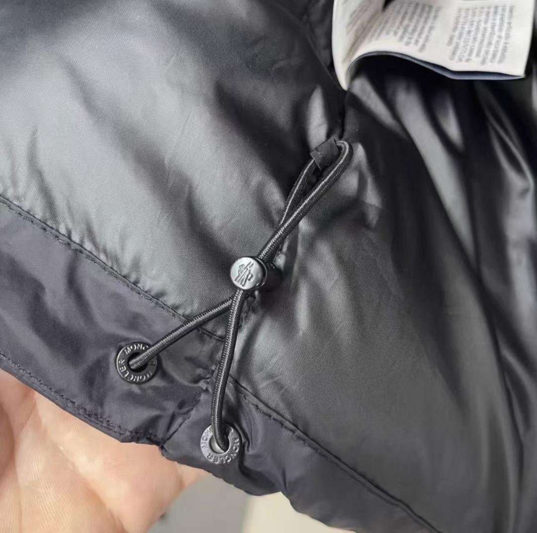 MONCLER 黒いダウンジャケット