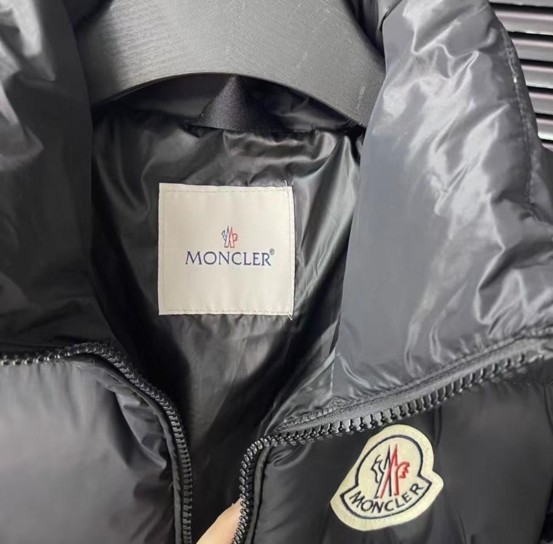 MONCLER 黒いダウンジャケット