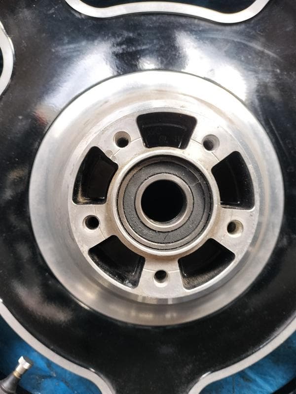 ハーレー純正FLHXフロントホイール　1インチベアリング 18インチ×3.5中古