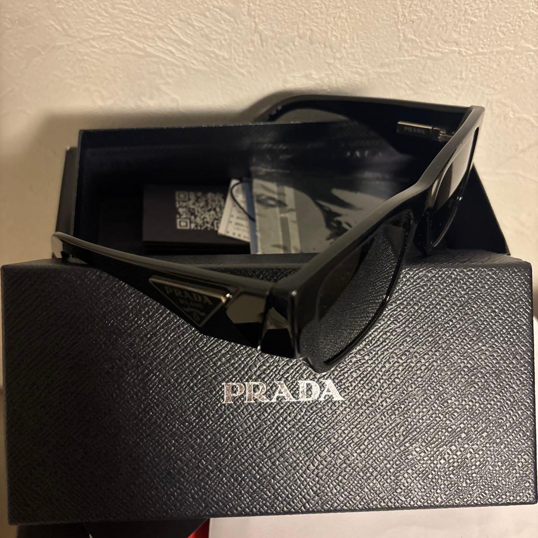 PRADA三角ロゴサングラス