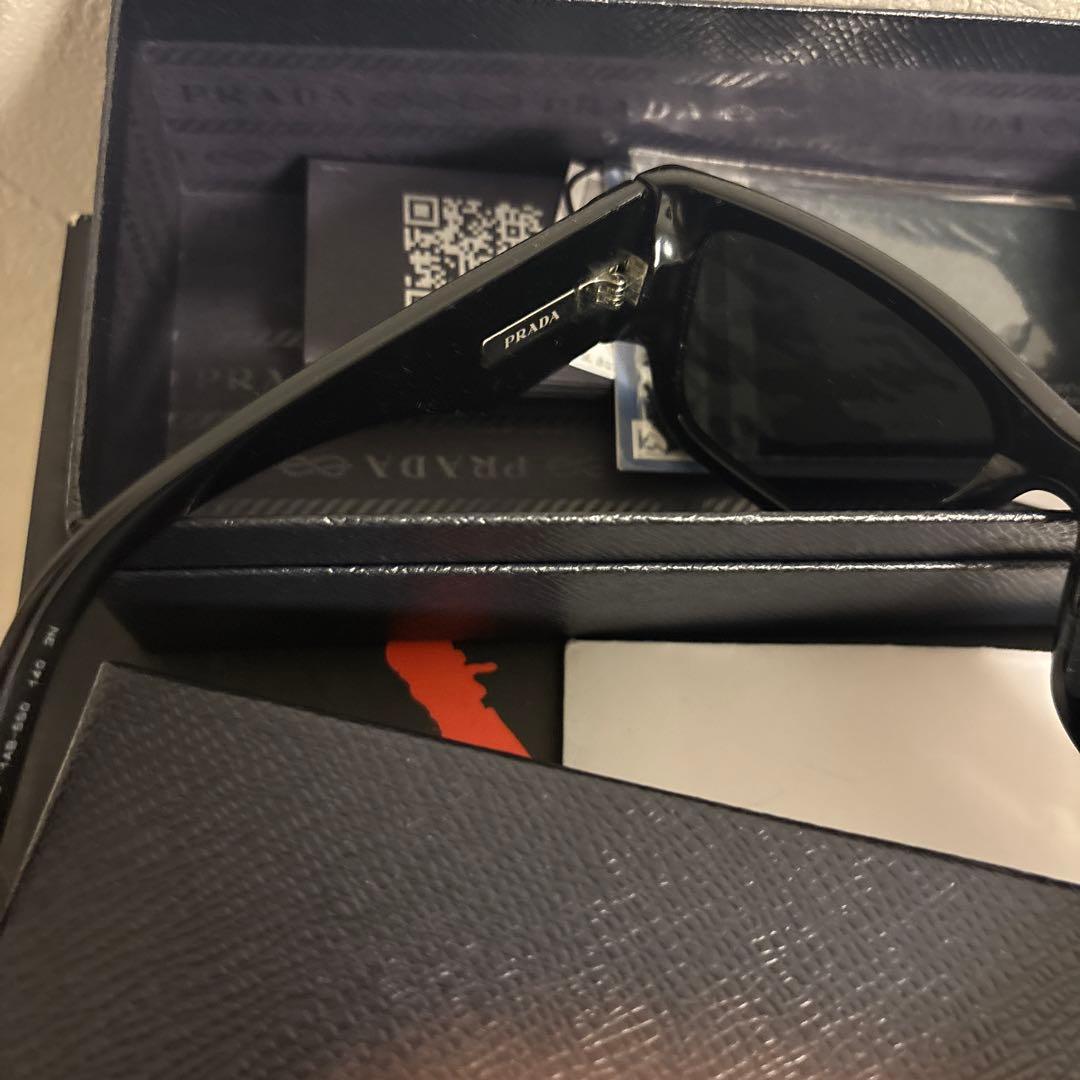 PRADA三角ロゴサングラス