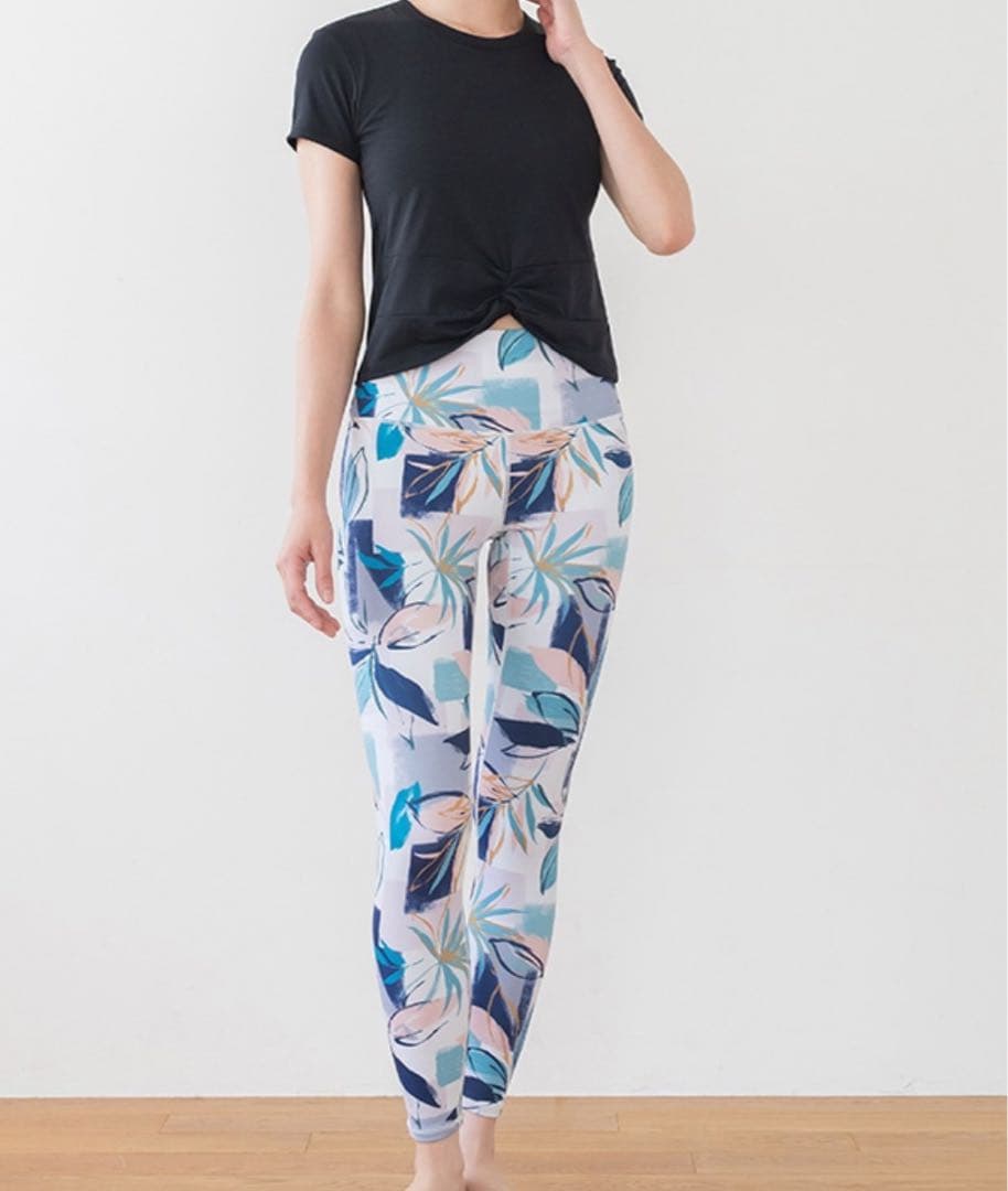 SUKALA/カップ付きTシャツとレギンス　セットアップ　Mサイズ