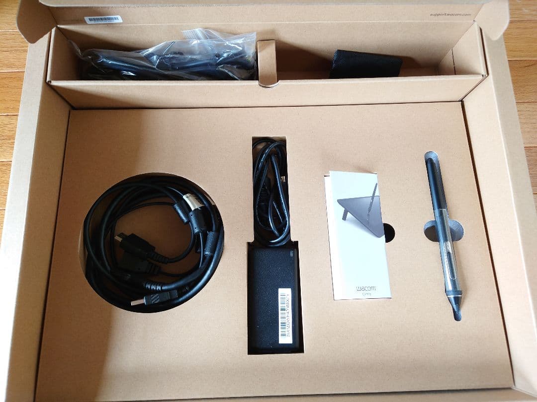 Wacom Cintiq 16 液晶ペンタブレット 本体 グローブ(M)付き