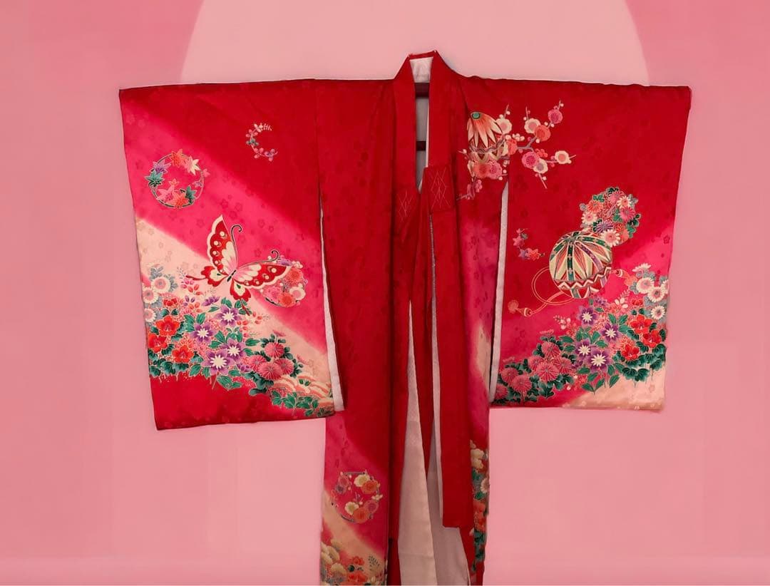 はっちゃん　豪華　お宮参り 着物 女の子 正絹 赤地色濃淡ピンク花車 蝶