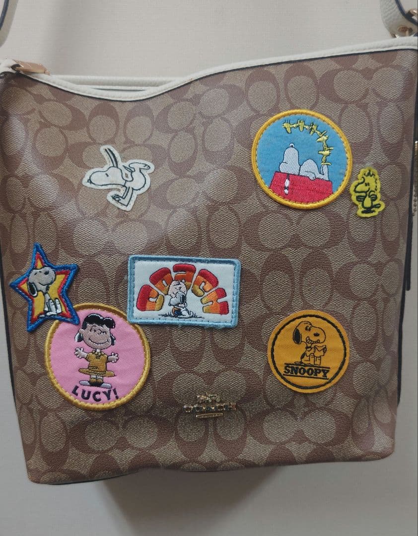 Coachスヌーピー パッチ付きショルダーバッグ