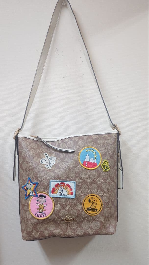 Coachスヌーピー パッチ付きショルダーバッグ