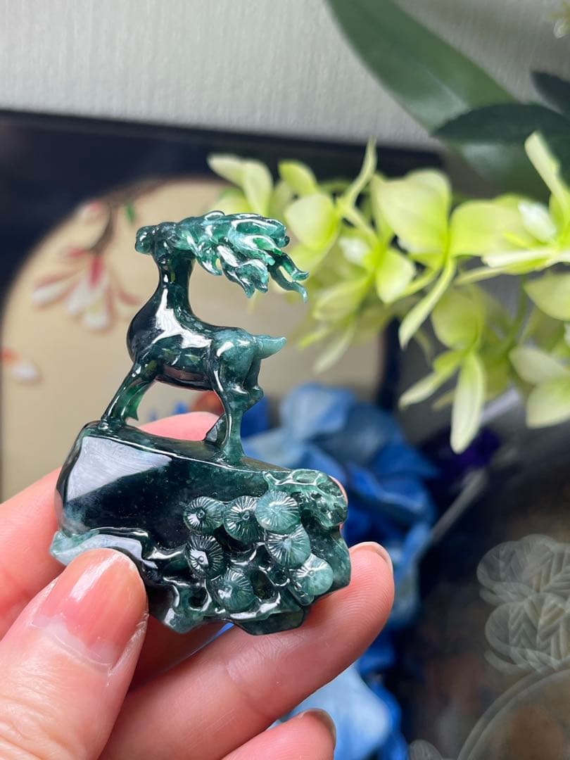 コレクション品❣️新入荷❣️天然A貨翡翠　原石刻み精巧なエゾシカ　鑑定書付き