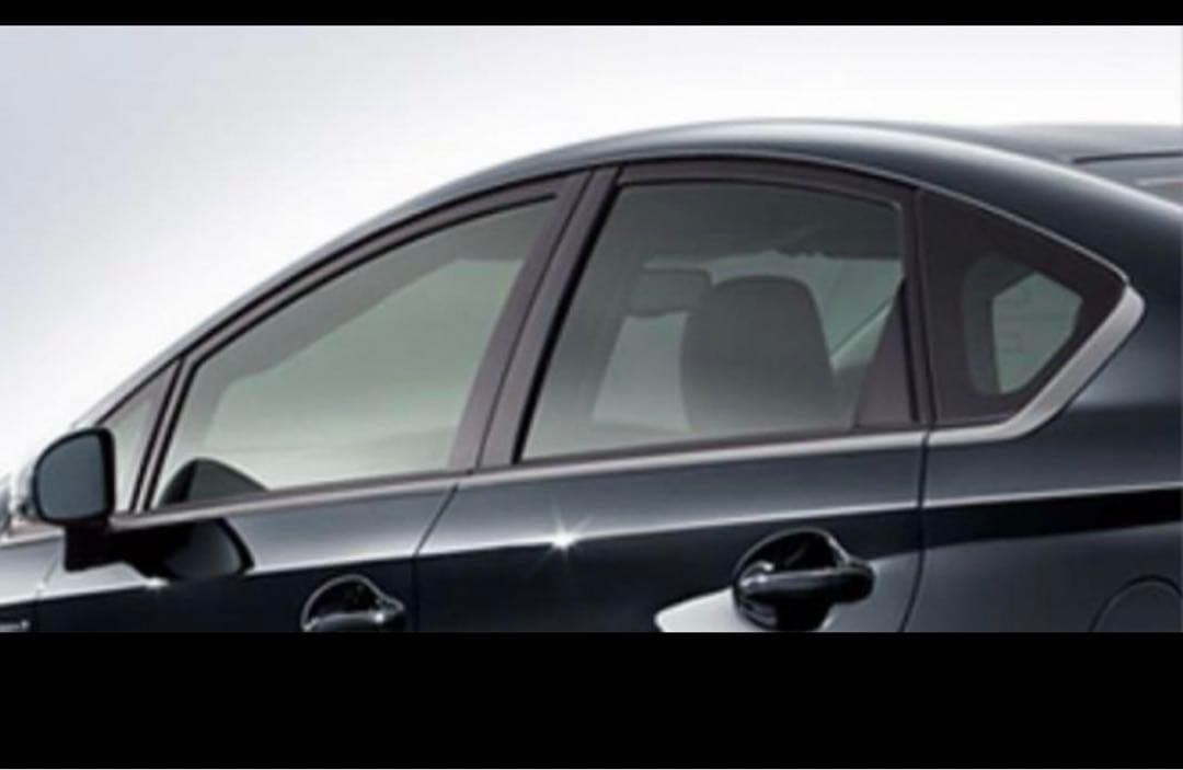 トヨタ純正サイドウインドウモールプリウス30系