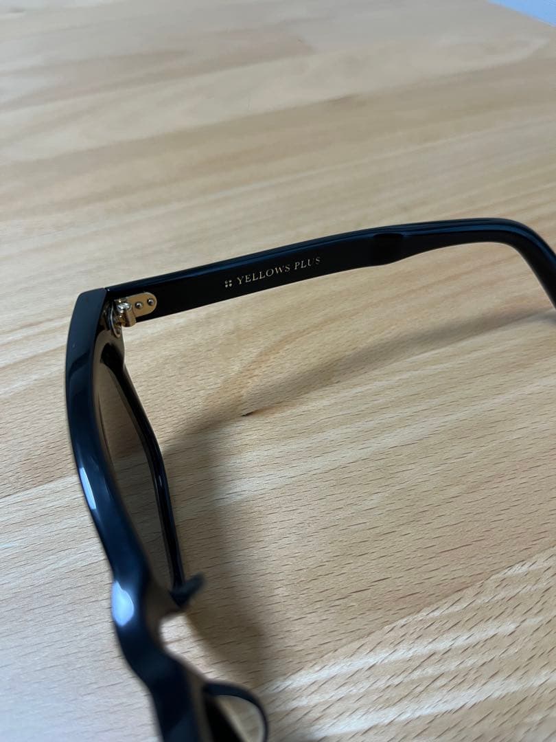 YELLOW PLUS ブラックサングラス