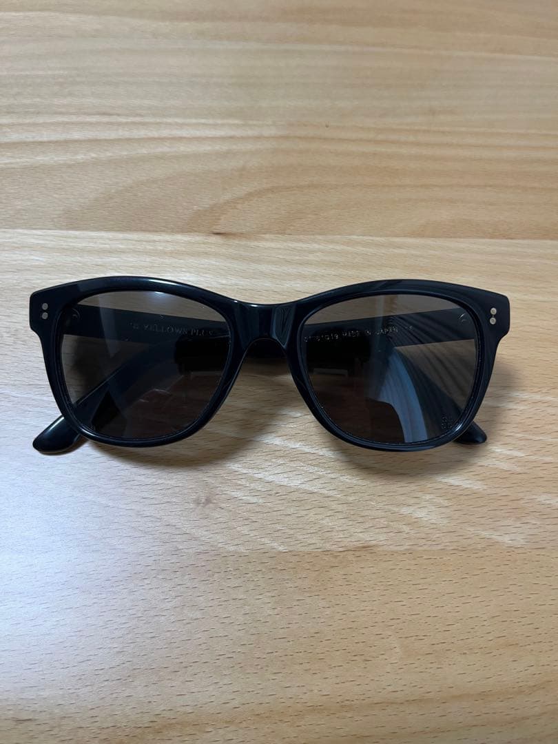 YELLOW PLUS ブラックサングラス
