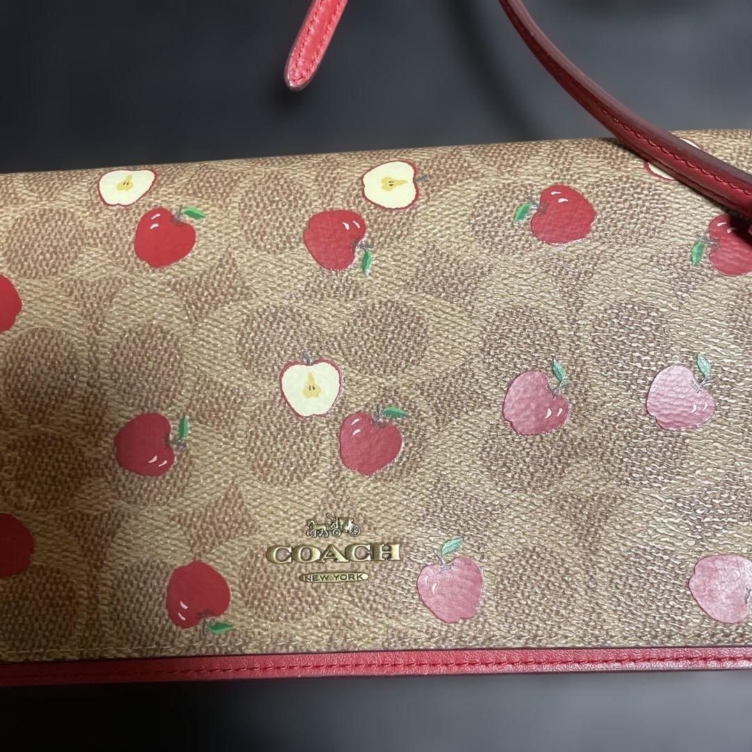 ゆずお値下げCOACH リンゴ柄 クラッチバッグ
