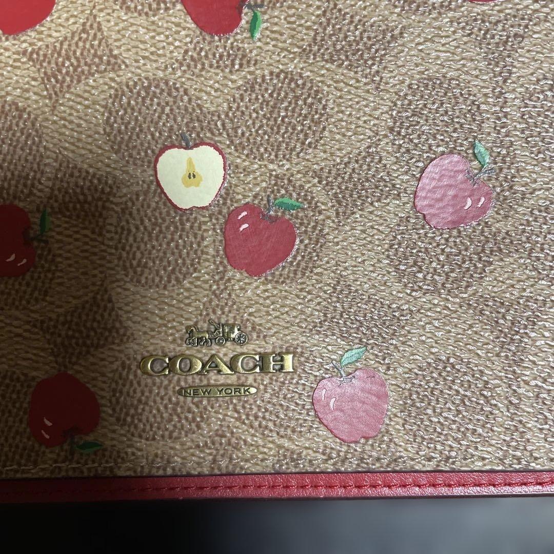ゆずお値下げCOACH リンゴ柄 クラッチバッグ