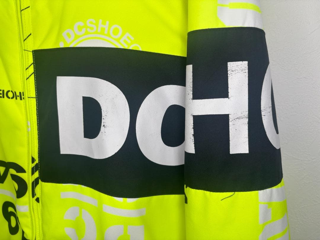 Dc蛍光色のスノーボード・スキーウエア上下セット・サイズ135～140cm