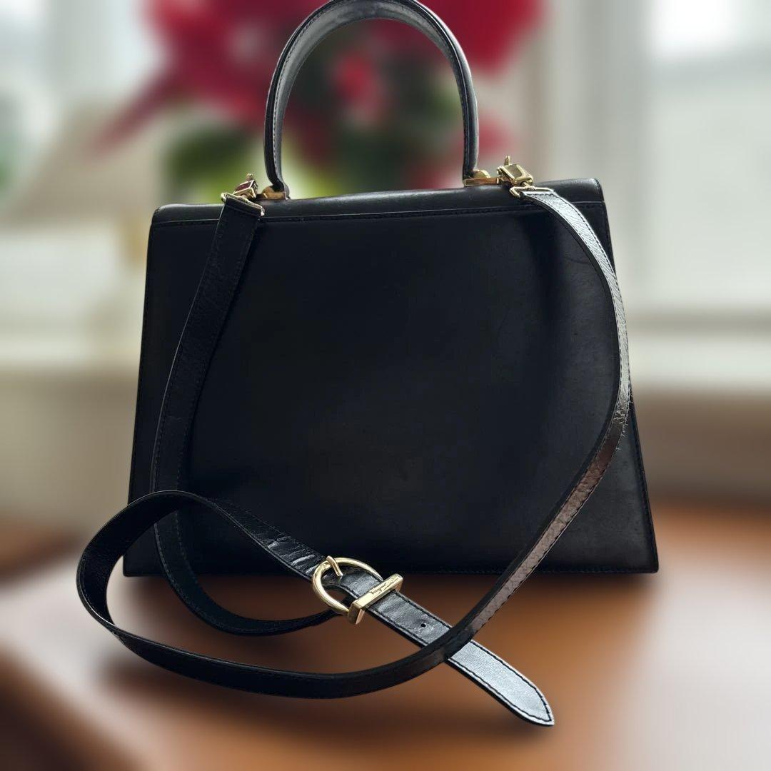 フェラガモ ガンチーニ黒ハンドバッグ　ショルダーストラップ付き