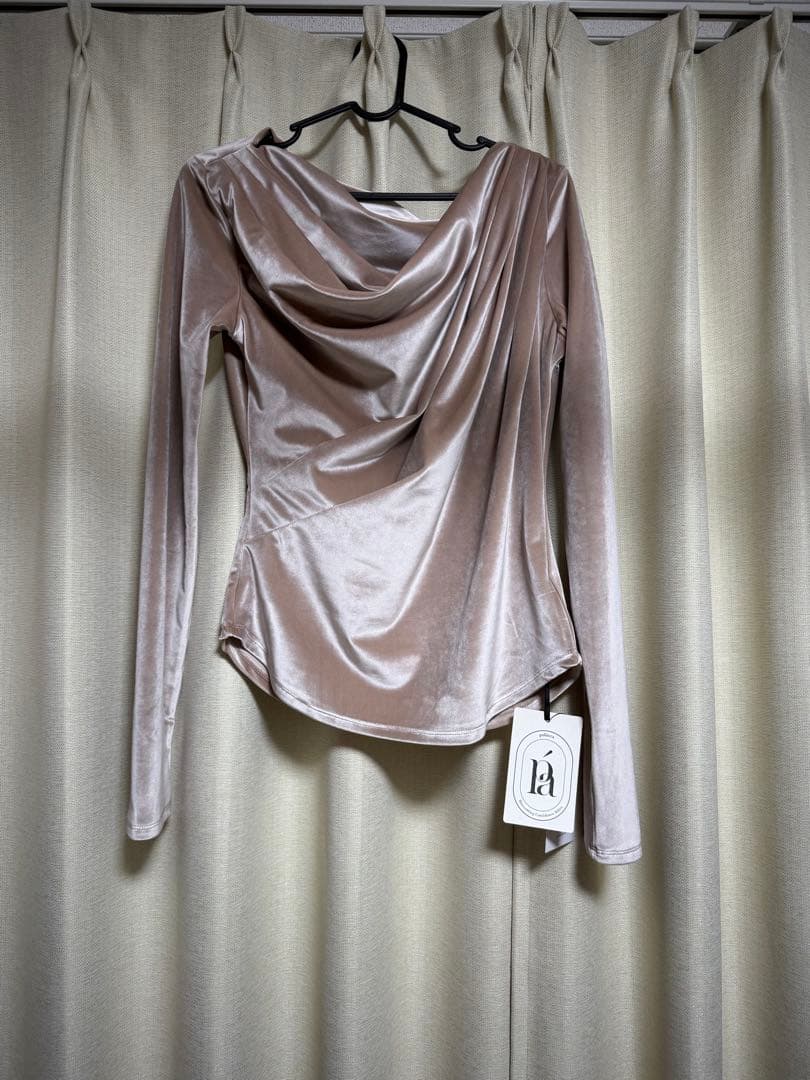 【タグあり・新品未着用】polaura グロッシーベロアドレープトップス