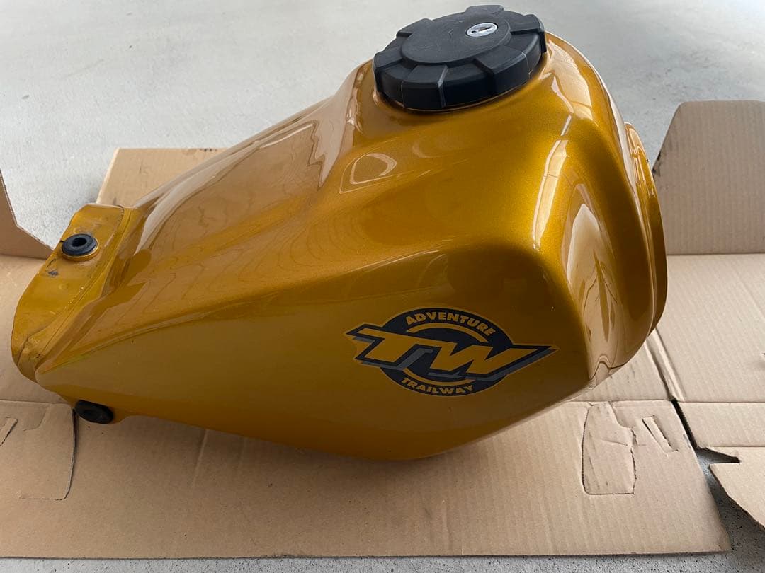 TW200 タンク　ゴールド　凹みなし！美品！タンク内写真追加